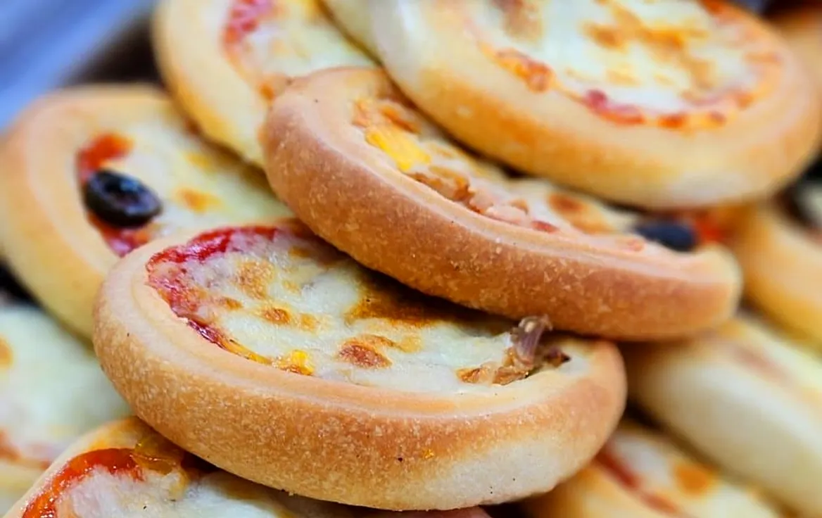 بيتزا صغيرة بالجبنة والزيتون
